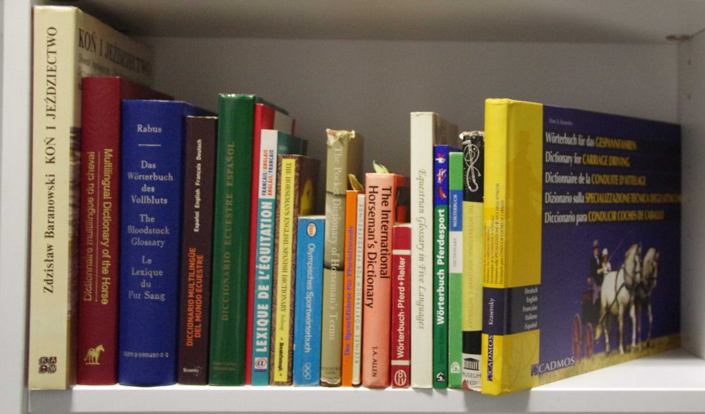 Bücherregal mit Reitsportwörterbüchern