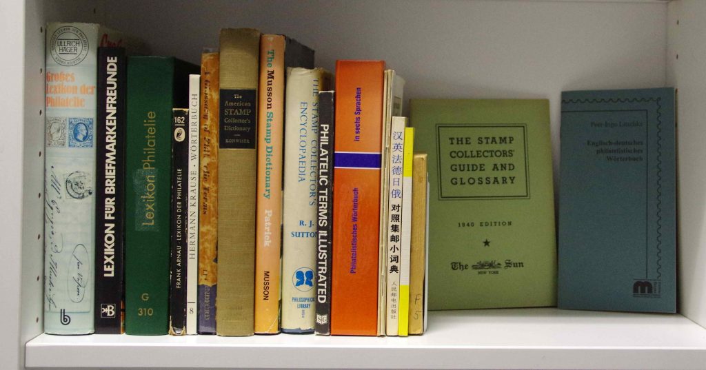 Bücherregal mit Philateliewörterbüchern